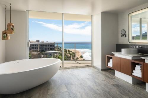 ラハイナにあるThe Westin Maui Resort & Spa, Ka'anapaliのバスタブがあり海が見えるバスルーム