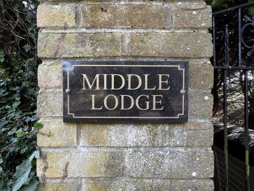 Sijil, anugerah, tanda atau dokumen lain yang dipamerkan di Middle Lodge