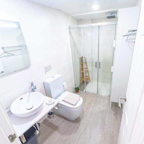 City apartment with workspace, pool & parking