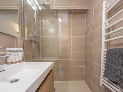 une salle de bain avec une douche, une baignoire et un lavabo dans l'établissement Studio avec mezzanine, retour skis aux pieds, proche remontée mécanique - FR-1-645-28, à Huez