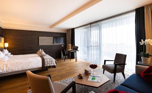 Habitación de hotel con cama y escritorio en Bio- und Wellnesshotel Alpenblick en Höchenschwand