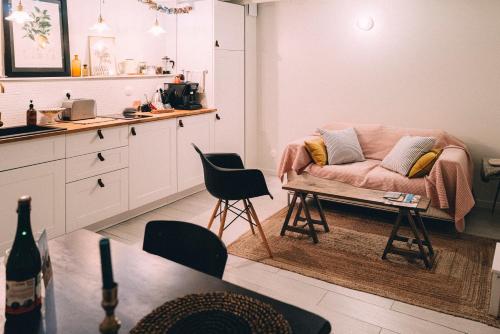 un salon avec un canapé et une table dans l'établissement Le Citron, à Veules-les-Roses