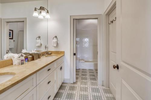 Et badeværelse på Beach Front 3 Bedroom D