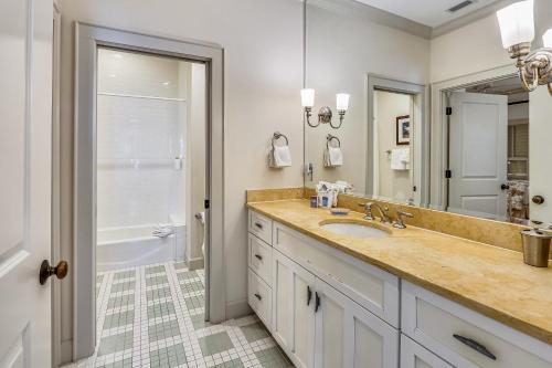 Et badeværelse på Beach Front 3 Bedroom C