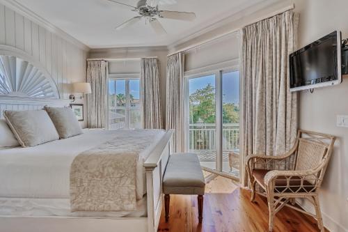 1 dormitorio con cama y ventana grande en Standard 2 Bedroom C, en Holmes Beach