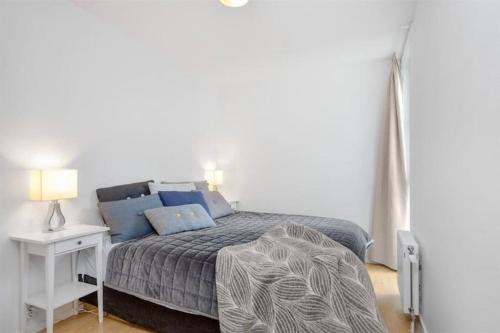 a bedroom with a bed with a nightstand and a bed sidx sidx sidx sidx at Tjuvholmen - ved Aker Brygge in Oslo