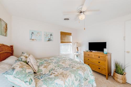 a bedroom with a bed and a tv on a dresser at Costa Na Mara in Frisco