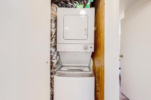 a washer and dryer sitting on top of a toilet at Costa Na Mara in Frisco