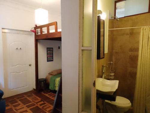 un bagno con lavandino, servizi igienici e un letto di Casa Nuestra Peru a Lima