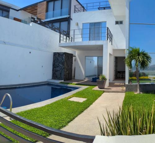 a villa with a swimming pool and a house at Casa entera en exclusiva privada in Tequesquitengo