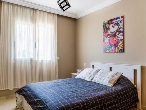 1 dormitorio con 1 cama y una pintura en la pared en New Modern Apartment in Marrakech - Netflix - WiFi, en Marrakech