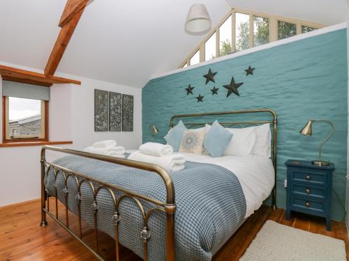 a bedroom with a bed with stars on the wall at Woodfield Coach House in Merrymeet