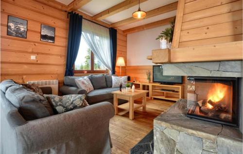 Hubaにある3 Bedroom Pet Friendly Home In Hubaのソファと暖炉のあるリビングルーム