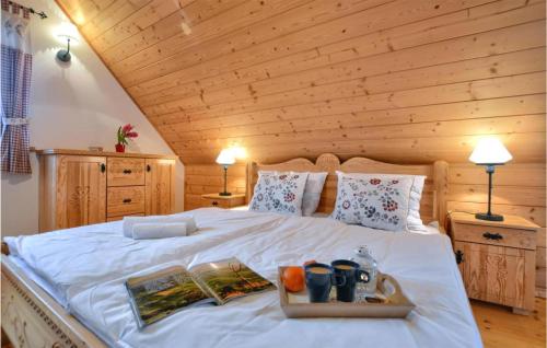 Un dormitorio con una cama blanca y una bandeja. en Stunning Home In Huba With Wifi And 3 Bedrooms en Huba