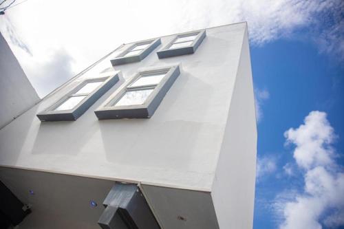 budynek z napisem na boku w obiekcie Cancun Hostel w mieście Cancún