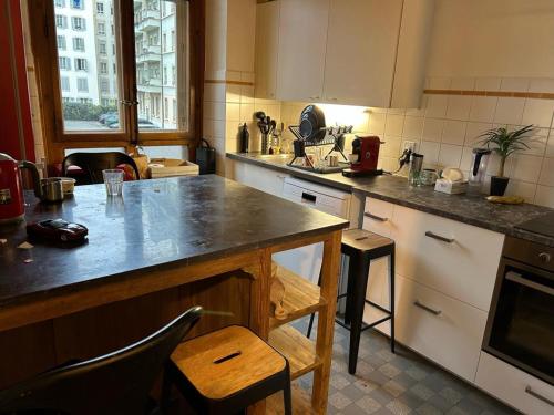 eine Küche mit einem Tisch und einer Arbeitsplatte in der Unterkunft Chambre, bedroom - Perle du Lac, Geneva in Genf