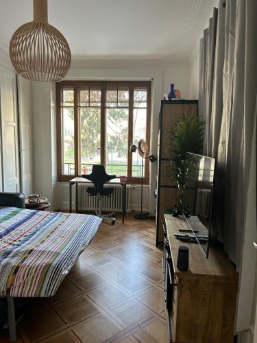 Zimmer mit einem Bett, einem Schreibtisch und einem Stuhl in der Unterkunft Chambre, bedroom - Perle du Lac, Geneva in Genf