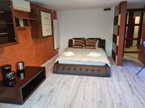 sypialnia z łóżkiem i drewnianą podłogą w obiekcie Nerva Traian Studio w Bukareszcie