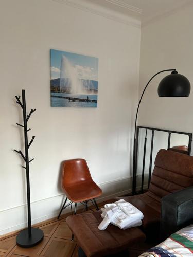 uma sala de estar com uma cama e uma cadeira em Chambre, bedroom - Perle du Lac, Geneva em Genebra