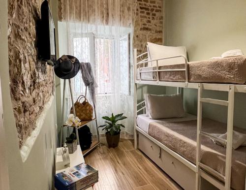Двухъярусная кровать или двухъярусные кровати в номере Bruskos luxury