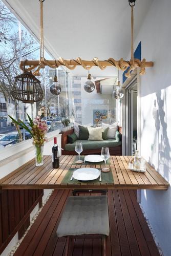 a living room with a table and a couch at Cozy Beach House São Pedro Estoril in São Pedro do Estoril