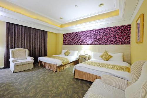 Un pat sau paturi într-o cameră la F Hotel - Taichung