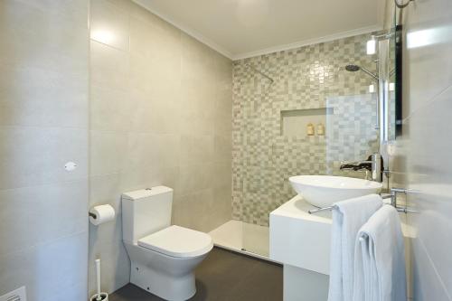 Ванна кімната в Cozy Beach House São Pedro Estoril