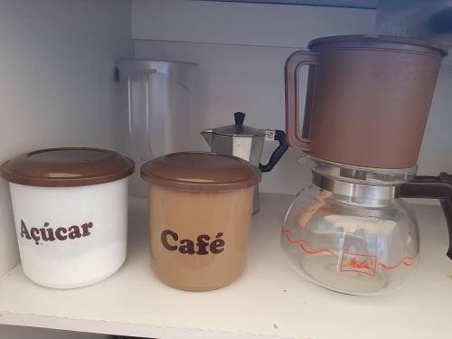 three coffee cups and a blender on a counter at Casa do Porto - a 600m do Mar e da Lagoa in Florianópolis