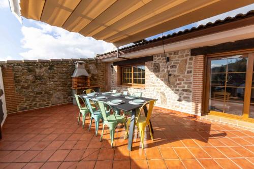 a table and chairs sitting on a patio at Gredos Abantera in Arenas de San Pedro
