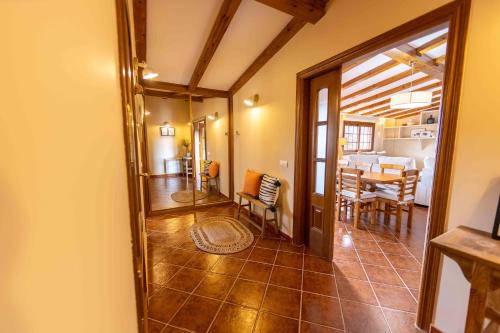 een hal met een woonkamer en een eetkamer bij Gredos Abantera in Arenas de San Pedro
