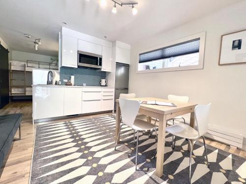 Køkken eller tekøkken på Chic, Modern - Walk Anywhere Viking Lodge 206 condo