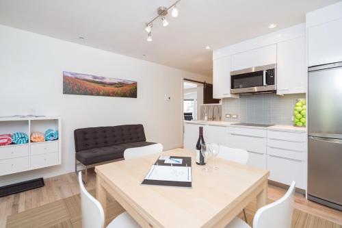 Køkken eller tekøkken på Chic, Modern - Walk Anywhere Viking Lodge 206 condo