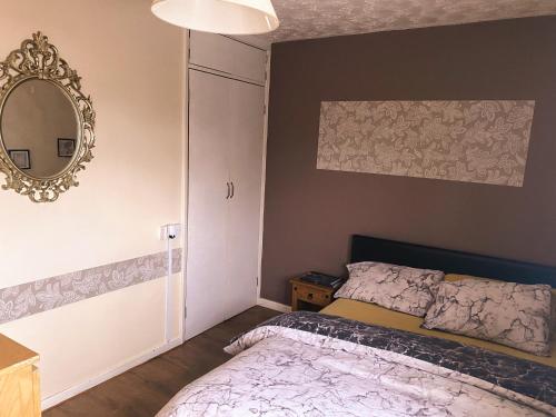Una cama o camas en una habitación de Cosy Room in Bristol