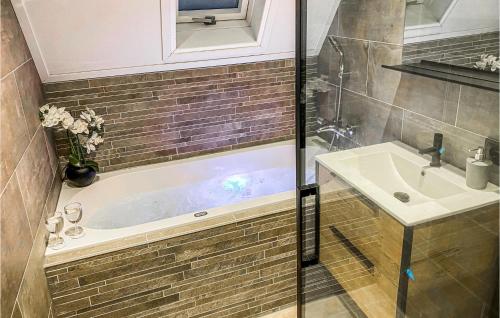 uma casa de banho com uma banheira e um lavatório em Amazing Home In Gramsbergen With Kitchen em Gramsbergen