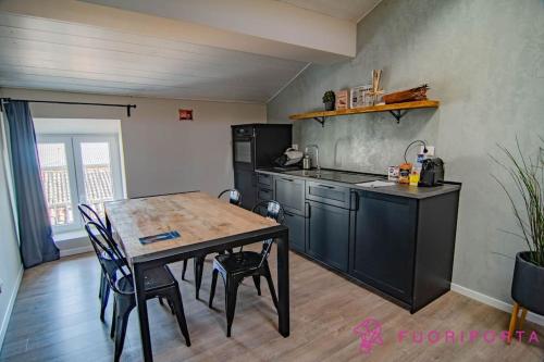 Küche/Küchenzeile in der Unterkunft Corte 2 con parcheggio gratuito SUAP n 824 del 2023