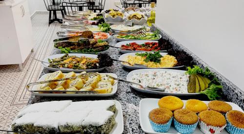 una línea de buffet con muchos tipos diferentes de comida en HOME QUALITY HOTEL, en Estambul