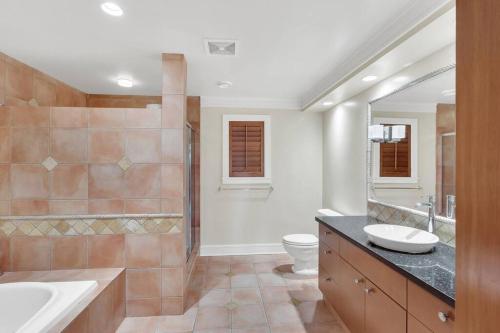 y baño con lavabo, aseo y ducha. en The West Vancouver Getaway Estate - 5 Bedrooms en West Vancouver