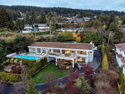 ウエスト・バンクーバーにあるThe West Vancouver Getaway Estate - 5 Bedroomsのスイミングプール付きの家屋の空中ビュー