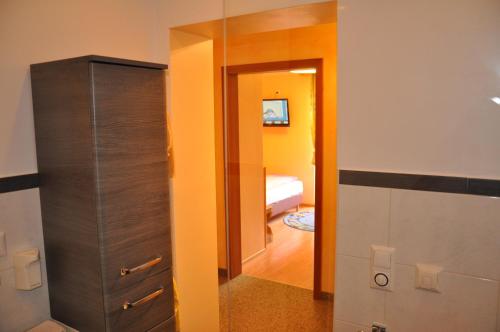 a room with a closet with a mirror and a bedroom at Himmelsbögen und Apartments mit Seeblick und Alleinlage in Weissensee