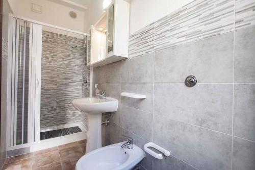 La salle de bains est pourvue d'un lavabo, de toilettes et d'une douche. dans l'établissement Holiday home in Quartu Sant'Elena 36783, à Santa Luria