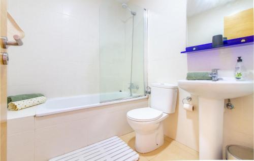 a white bathroom with a toilet and a sink at Awesome Apartment In Alhama De Murcia With 3 Bedrooms, Wifi And Outdoor Swimming Pool in El Romero