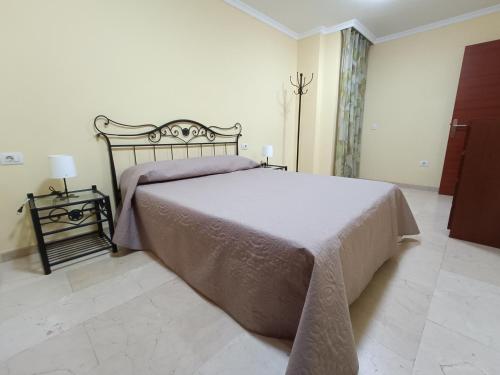 ein Schlafzimmer mit einem großen Bett in einem Zimmer in der Unterkunft NG LA SALLE - Santa Cruz de Tenerife in Santa Cruz de Tenerife