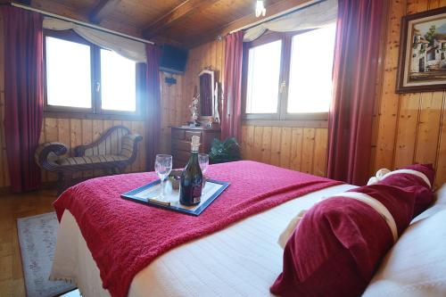 A bed or beds in a room at La Casita de Chocolate