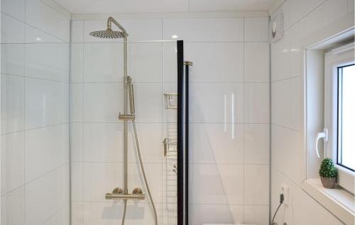 Kylpyhuone majoituspaikassa Awesome Apartment In rdalstangen With Wifi