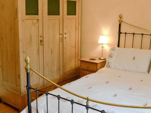 מיטה או מיטות בחדר ב-Langcliffe Lock Cottage