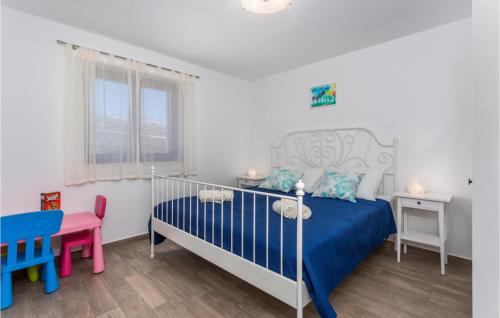 Dormitorio pequeño con cama y mesa en 3 Bedroom Cozy Home In Zgaljici, en Žgaljić