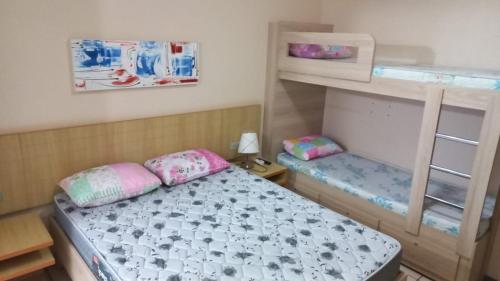 um pequeno quarto com uma cama e beliches em diRoma Rio Quente - Para Voce se Sentir em Casa :D em Rio Quente