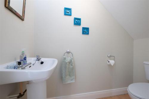 uma casa de banho branca com um lavatório e um WC em 2 Cosy Bedrooms in a 3 Bed Home em Tyrrelstown
