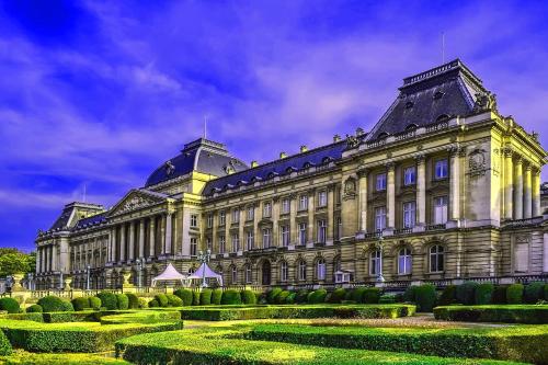 un grand bâtiment avec un jardin en face dans l'établissement Guesthouse Marie Therese, à Bruxelles