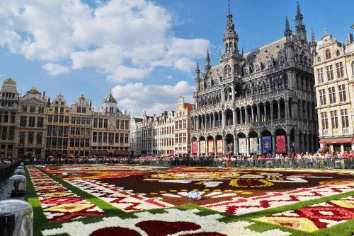 a large building with a flower maze in front of it at Guesthouse Marie Therese in Brussels